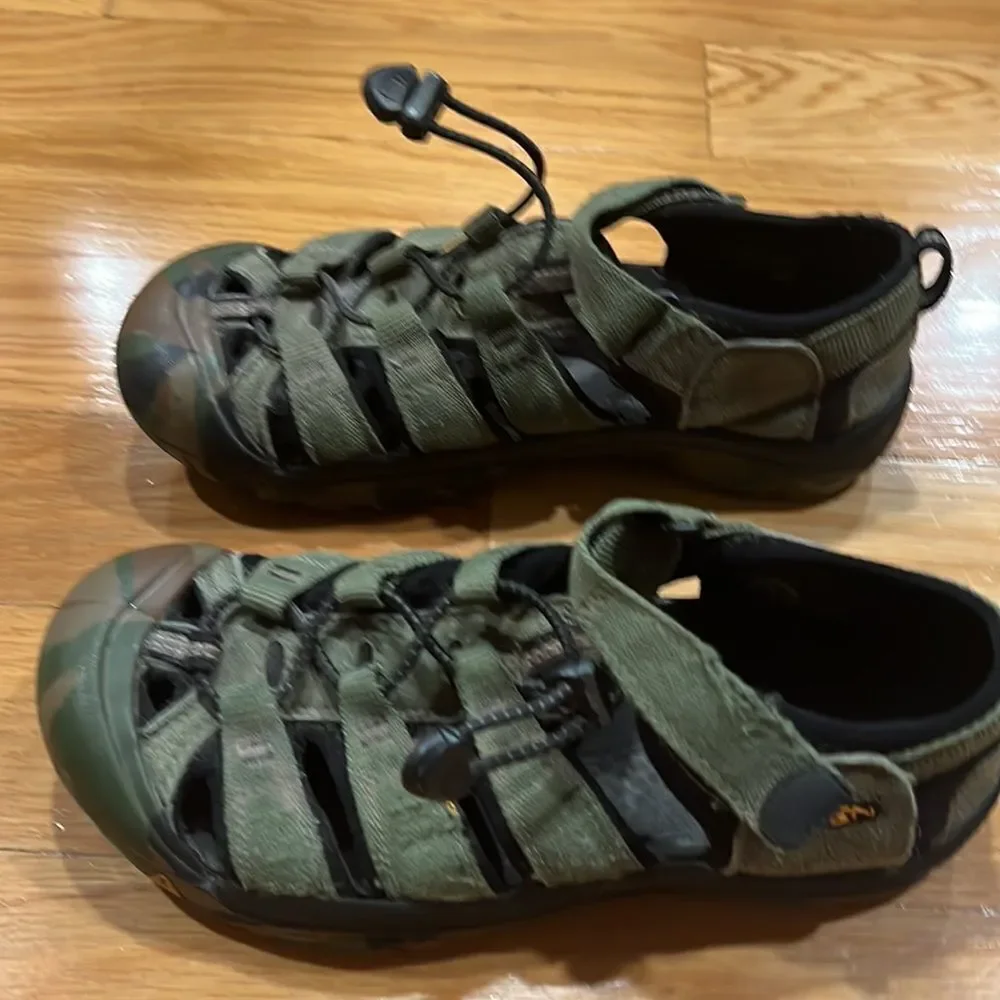 𝅺KEEN camouflage waterproof sandals size 5.